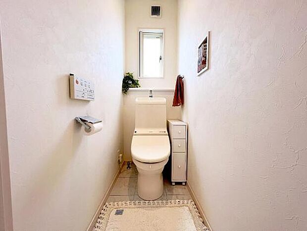 温水洗浄便座付きのトイレです。大理石調の床が清潔感を演出します。