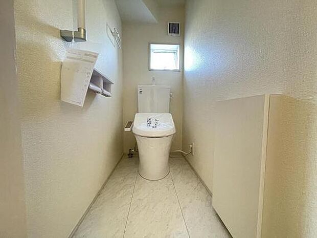 1階トイレです。快適な温水洗浄便座です。