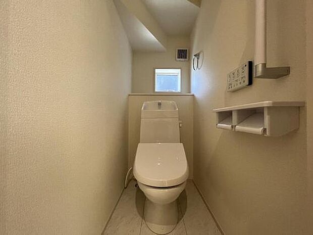 階段下のスペースを有効活用したトイレです。