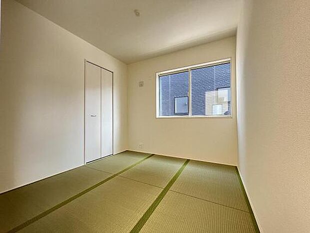 リビング隣接した和室はお昼寝スペースやキッズスペースなどにも便利です。