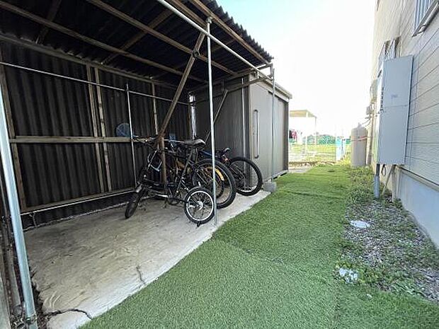 屋根付きの自転車置場がございます。