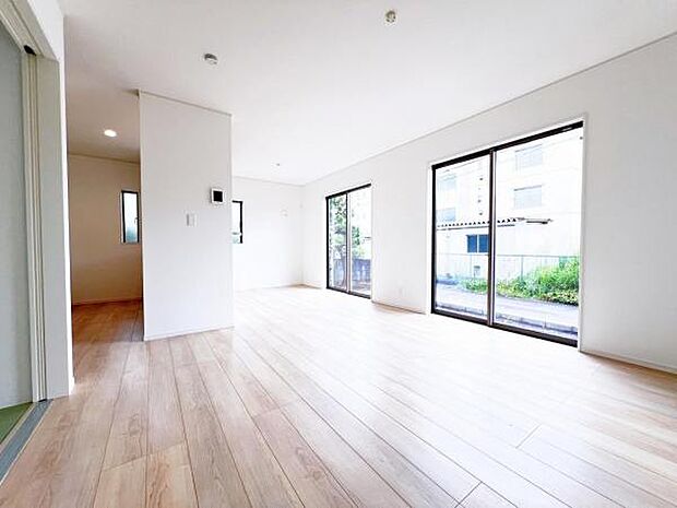 家族団らんの場所としてゆったりと居心地の良いリビングです。掃き出し窓が2カ所ございますので、明るい日差しの入るリビングです。