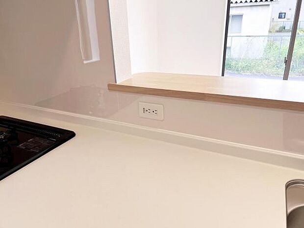 キッチンにはコンセントがついております。ハンドミキサーなど、コンセントはあるとなにかと便利です。
