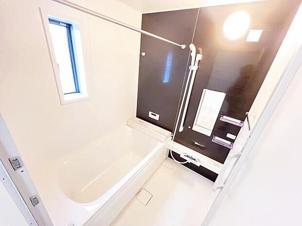 お洗濯にも重宝する浴室乾燥機付き。寒い時期もいつも温かいお湯に浸かれる追い焚き機能付きです。