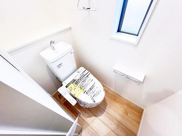 シャワー洗浄機能付のトイレは、清潔感が印象的な空間ですね。