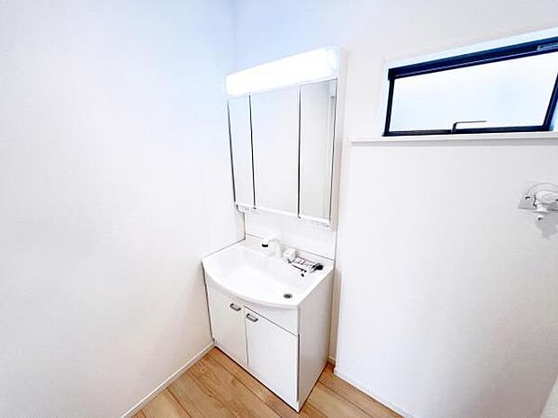 シャワー付き洗面化粧台です。手軽にシャンプーができ、お掃除もしやすいです。三面鏡の裏側に収納スペースがございます。三面分ございますので、たくさん収納出来ます。