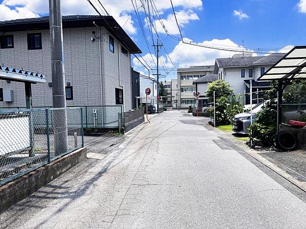 前面道路を含めた現地写真です。