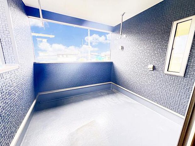 お洗濯ものを気持ち良く太陽の光で干せるのが嬉しいですね。屋根付きのインナーバルコニーですので、突然の雨でも安心です。