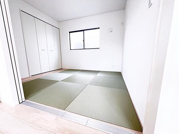 直接布団を敷いて寝ることができる和室。寝具が収納できる押入付きです。