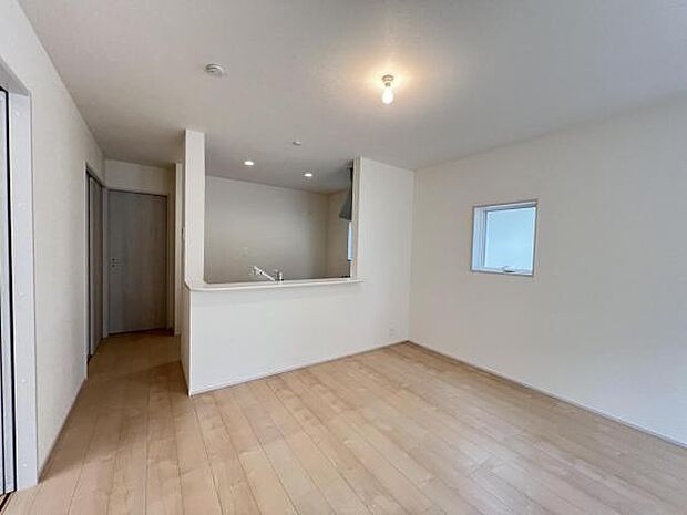 お食事中もキッチンと会話が楽しめるダイニングスペース。