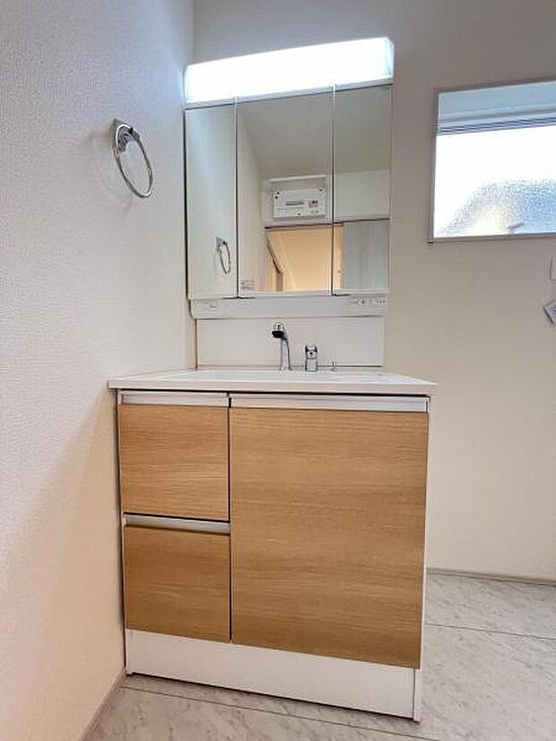 洗面化粧台です。朝の身支度から1日が始まります。