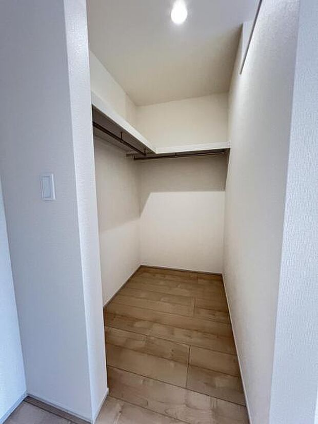 ウォークインクローゼットがあり収納スペースも豊富。季節物もスッキリ片付きそうです。