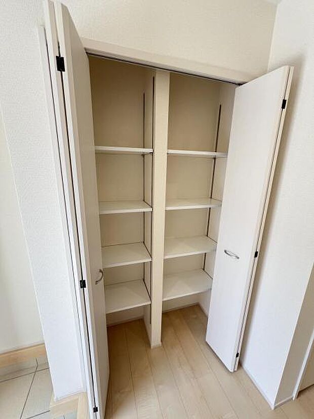 散らかりがちな玄関もスッキリの片づけるシューズボックスです。