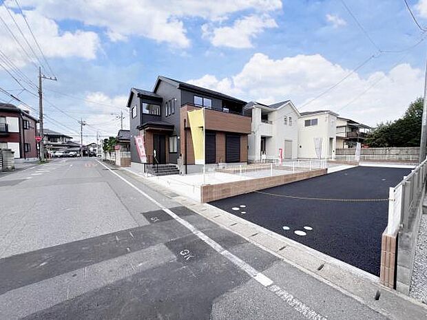 前面道路を含めた現地写真です。ぜひ周辺環境も併せてご覧ください。