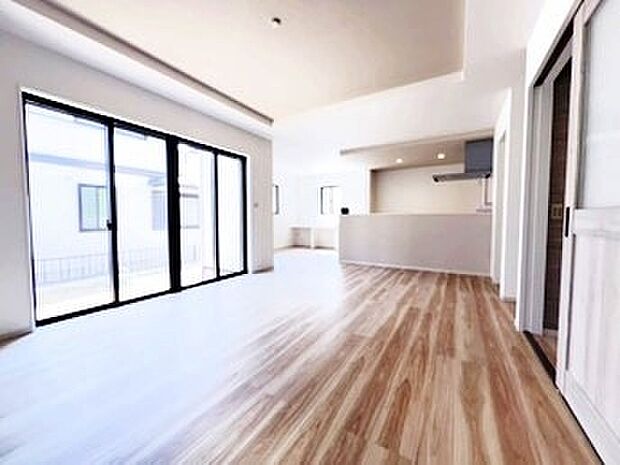 お食事中もキッチンと会話が楽しめるダイニングスペース。