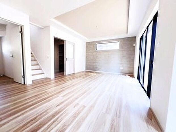 家族団らんの場所としてゆったりと居心地の良いリビングです。