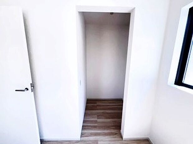 ウォークインクローゼットがあり収納スペースも豊富。季節物もスッキリ片付きそうです。