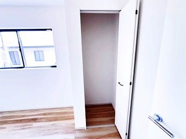 いつでもお部屋をスッキリお使い頂ける収納スペースを設置。