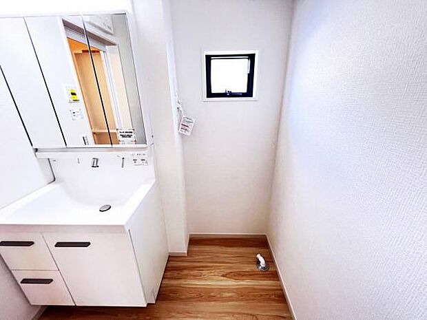 独立洗面台の横にはランドリースペースがございます。