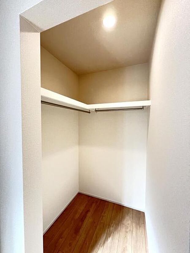 ウォークインクローゼットがあり収納スペースも豊富。季節物もスッキリ片付きそうです。