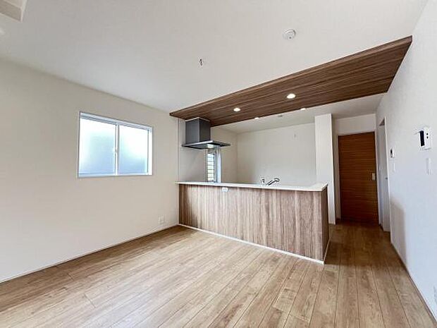 お食事中もキッチンと会話が楽しめるダイニングスペース。