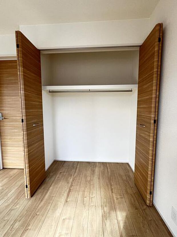 いつでもお部屋をスッキリお使い頂ける収納スペースを設置。