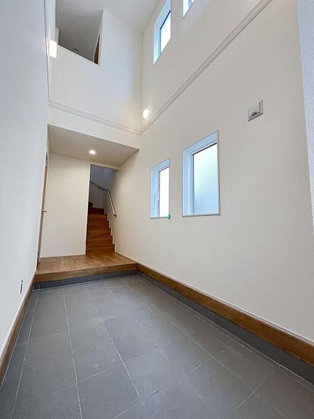 マルチエントランスホールです。ちょっとした収納としても役立ちそうです。