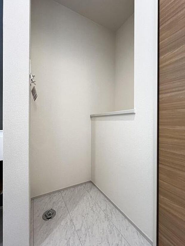 独立洗面台の横にはランドリースペースがございます。