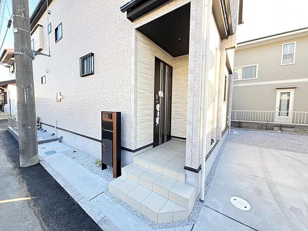 綺麗で明るい玄関でお客様をお迎えいただけます。