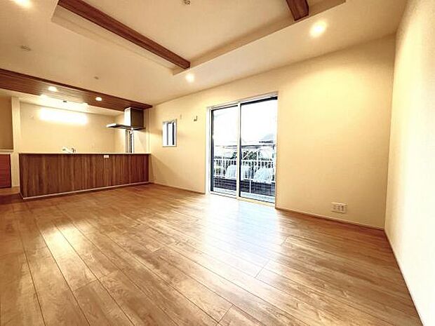 ご家族でゆったり食事が楽しめるダイニングスペースです。