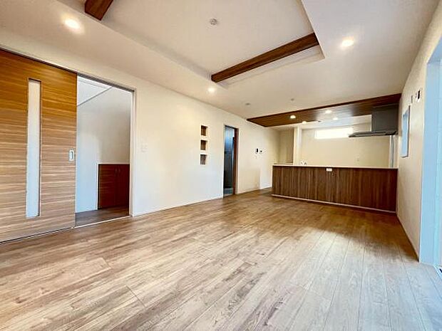 家族団らんの場所としてゆったりと居心地の良いリビングです。