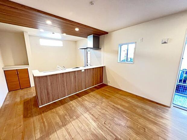 お食事中もキッチンと会話が楽しめるダイニングスペース。