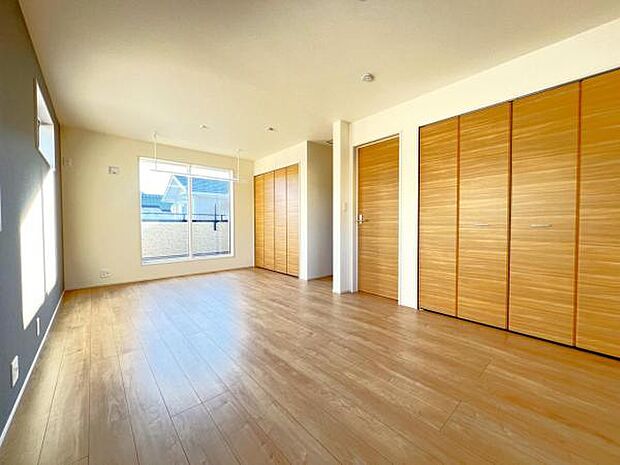 明るい広々とした主寝室でご家族ゆっくりお休みになれますね。