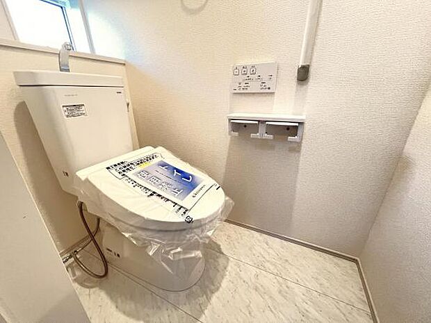シャワー洗浄機能付のトイレは、清潔感が印象的な空間ですね。