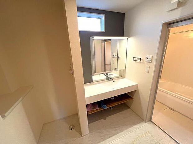 洗面化粧台です。朝の身支度から1日が始まります。