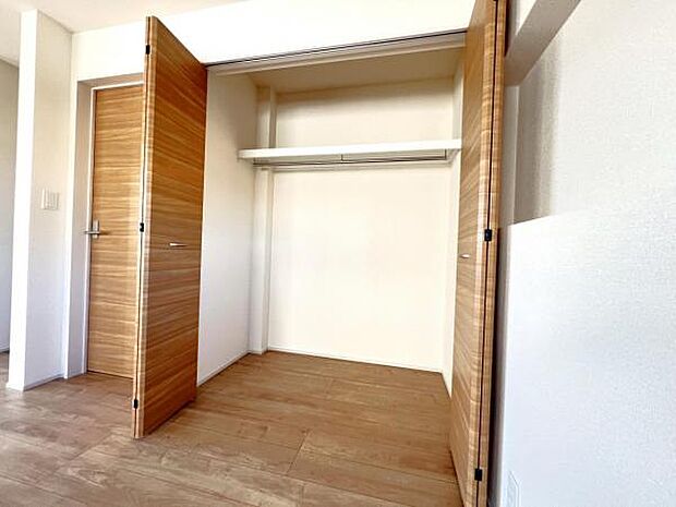 中の物を確認しやすく、取り出しやすい収納スペース。お部屋を広々とお使いいただけます。