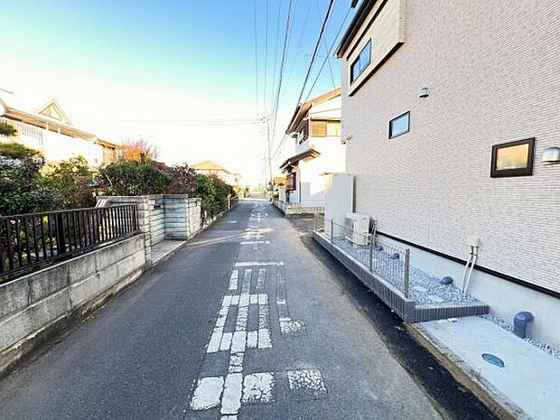 前面道路を含めた現地写真です。ぜひ周辺環境も併せてご覧ください。