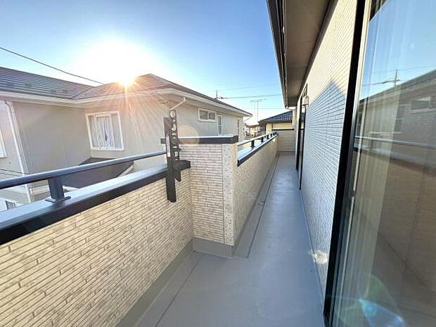 広々バルコニーで布団やレジャーシートなど大きな物も簡単に干すことができお洗濯も楽しくなりそうですね。