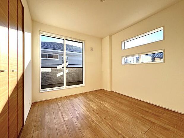 木の温もりが優しいフローリングの収納スペース付き洋室です。