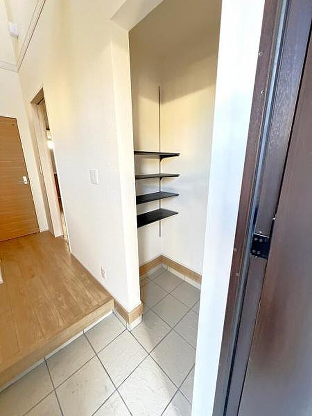 シューズクロークはご家族皆さまの靴がすっきりと片付きそうですね。