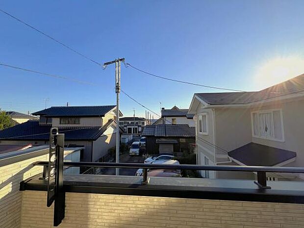 バルコニーからの眺望です。明るい陽射しを浴びながらゆったりと過ごすのも良いですね。