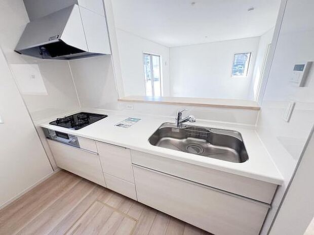 作業スペースが広く家事動線をゆったりと確保できるキッチンです。