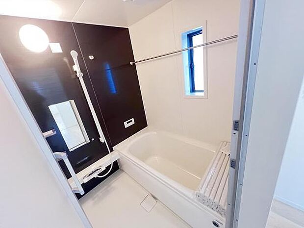 お洗濯にも重宝する浴室乾燥機付き。寒い時期もいつも温かいお湯に浸かれる追い焚き機能と冷暖房機能がついております。