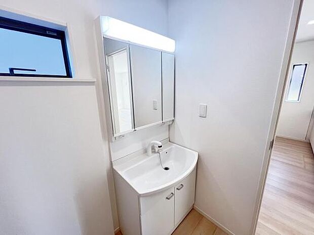 シャワー付き洗面化粧台です。手軽にシャンプーができ、お掃除もしやすいですね。