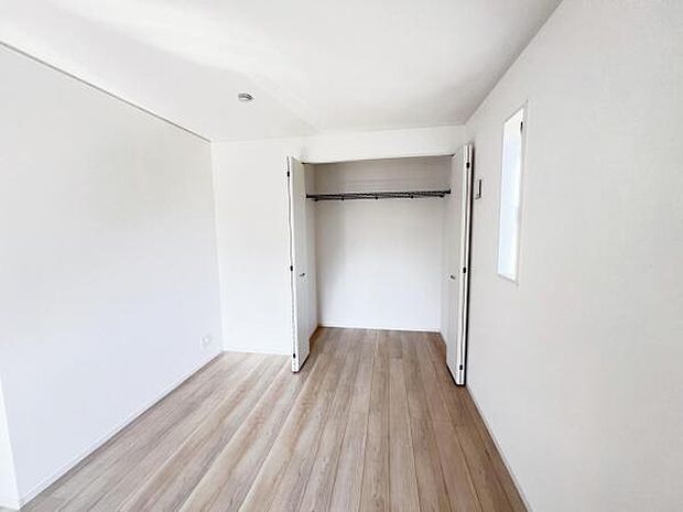 掃除機を収納するクローゼットにコンセントがあると便利です。必要最小限のプチリフォームでより快適な暮らしはいかがでしょうか？住宅情報館にお任せください。