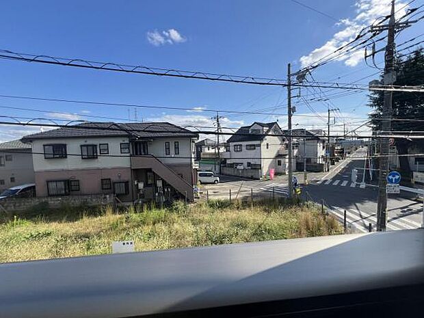 バルコニーからの眺望です。明るい陽射しを浴びながらゆったりと過ごすのも良いですね。