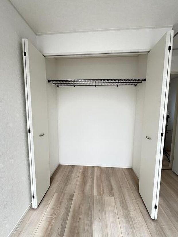 いつでもお部屋をスッキリお使い頂ける収納スペースを設置。