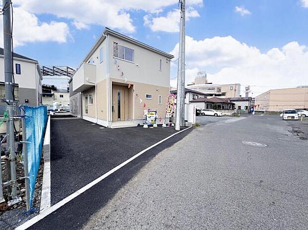 前面道路を含めた現地写真です。ぜひ周辺環境も併せてご覧ください。