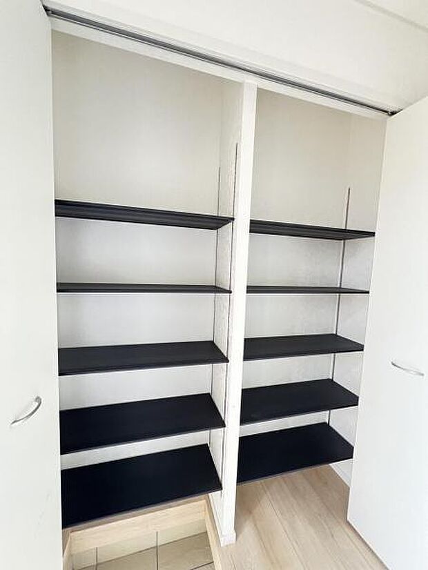 ファミリーにお勧めの収納豊富なシューズボックス。玄関周りをスッキリお使いいただけます。