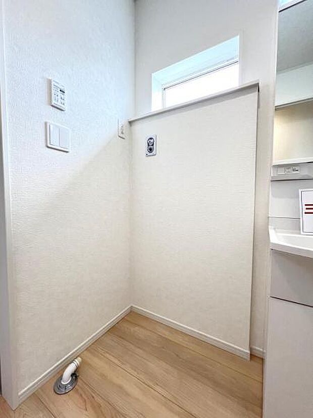 独立洗面台の横にはランドリースペースがございます。